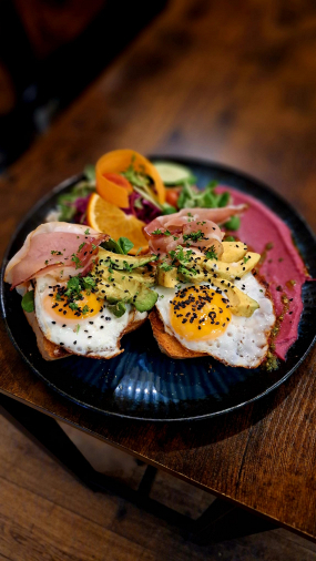 Avo-chleba s creme fraiche, sázenými vejci, avokádem a prosciuttem