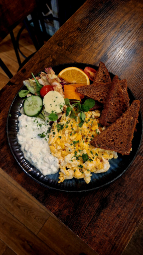 Čtyři míchaná vejce s pažitkou a bylinkovým cottage 