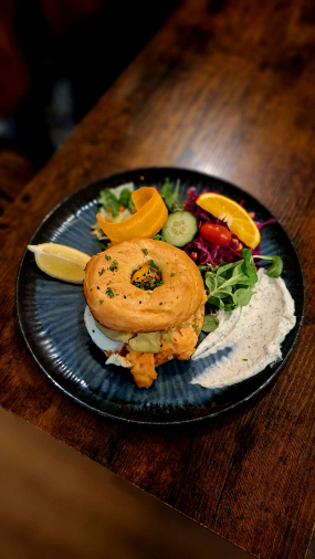 Americký bagel s uzeným lososem, sázeným vejcem a avokádovým dipem