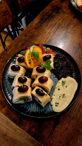 Rolky z tortily se šunkou, hermelínem, sýrem gouda a cheddarem s creme fraiche