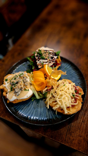 TRIO langošů dle vlastní receptury s malým listovým salátkem