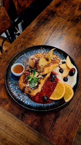 Máslový francouzský toust s javorovým sirupem, pekanovými ořechy a banánem 