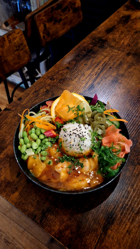 Bowl s krevetou v krémové sweet-chilli omáčce s avokádem a fava fazolemi 