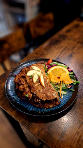 Náš bezlepkový bramborák plněný trhaným jackfruitem