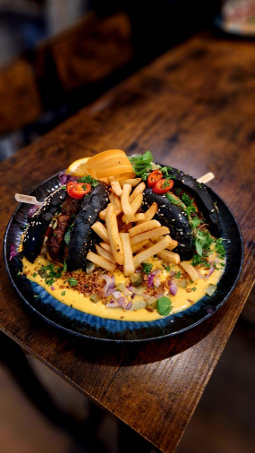 Black avokádo veggie burger s cheddarovou omáčkou a hranolkami z trouby 