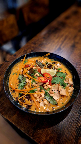 Africká arašídová polévka s batáty, zázvorem, černou rýží a baby špenátem 