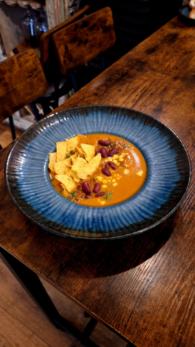 Mexická polévka s čevenými fazolemi, kukuřicí a nachos 