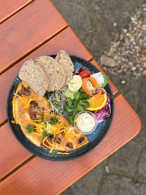 Omeleta ze tří vajec s baby špenátem, žampiony a cheddarem