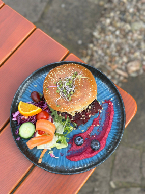 Americký bagel s rozpečeným kozím sýrem a vlašskými ořechy
