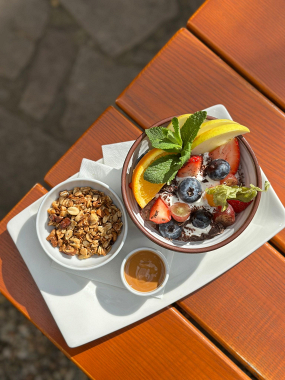 Řecký jogurt s arašídovým máslem a domácí bezlepkovou granolou