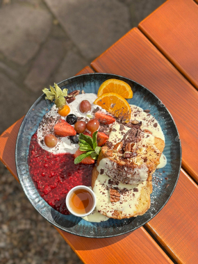 Máslový francouzský toust s javorovým sirupem, pekanovými ořechy a banánem