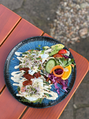 Avo-chleba s balkánským sýrem, sušenými rajčaty a sázenými vejci