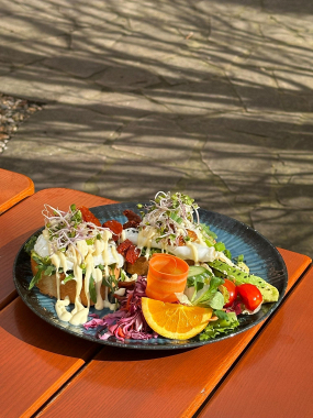 Avo-chleba s hovězím roastbeefem se zeleným pepřem a sázenými vejci