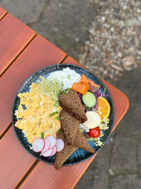 Čtyři míchaná vejce s pažitkou a bylinkovým cottage 