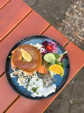 Americký bagel s uzeným lososem, sázeným vejcem a avokádovým dipem