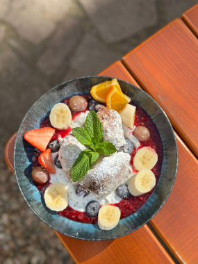 Tvarohové mini koblížky s vanilkou, malinovým rozvarem a banánem