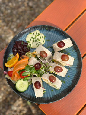 Rolky z tortily se šunkou, hermelínem, sýrem gouda a cheddarem s creme fraiche