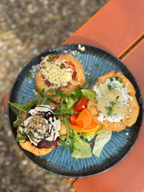 TRIO langošů dle vlastní receptury s malým listovým salátkem