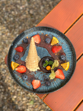 Čokoládový fondán s jahodovým přelivem a vanilkovou zmrzlinou