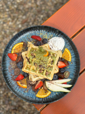 Vanilkové vafle s pistáciovým krémem, oříšky a čokoládou