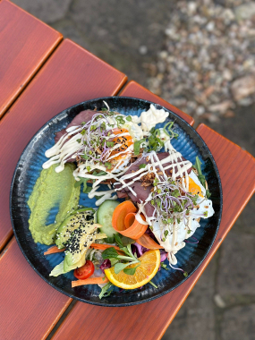 Avo-chleba s hovězím roastbeefem se zeleným pepřem a sázenými vejci