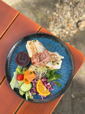 Wrap s míchanými vejci s opečenou slaninou, jemně pikantní švestkový dip