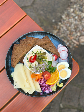 Naše fit vajíčková pomazánka se sýrem cottage a ředkvičkami