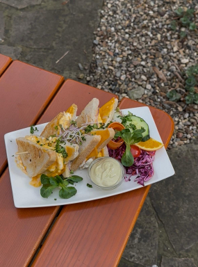 Toasty “kafedoma“ s creme fraiche zapečené s míchanými vejci