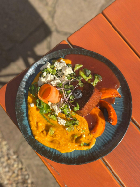 Grilovaný veggie steak s restovanou zeleninou,  podávaný s jasmínovou rýží a kukuřičnými nugetkami  v asijské sojové omáčce 