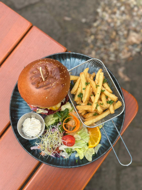 Red veggie burger s marinovanou červenou řepou a hranolkami z trouby