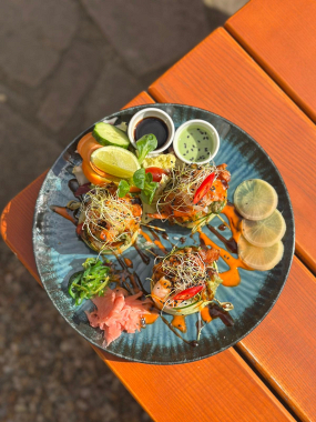 Okurkové sushi lodičky s uzeným lososem a krevetami