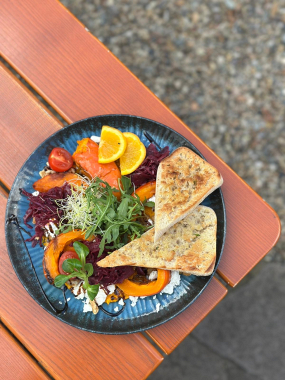 Salát z pečené dýně Hokaido se sýrem feta a vlašskými ořechy