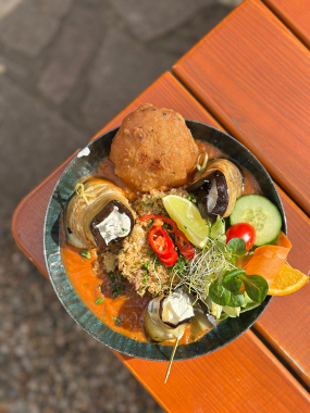 Rolky z pečeného lilku s datlemi, pekanovými ořechy a omáčkou Tikka Masala