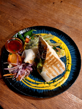 Burito plněné trhaným teriyaki jackfruitem s guacamole a cheddarem