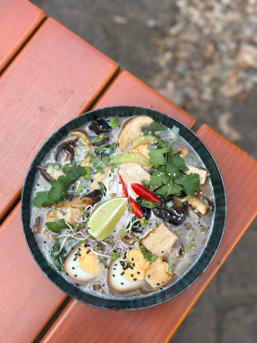 Asijský houbový vývar s rýžovými nudlemi, šalotkou a houbami shiitake