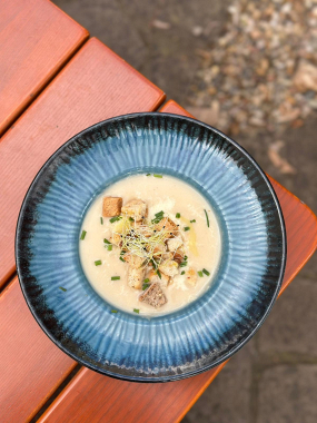 Květákový krém s parmazánem, krutony a lanýžovým olejem