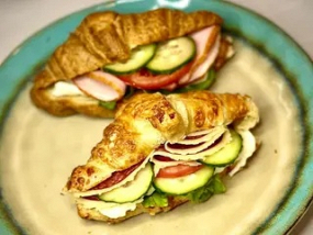 Croissant cu Cașcaval și Șuncă Presată