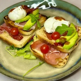 Pâine Prăjită cu Prosciutto și Ou Poșat
