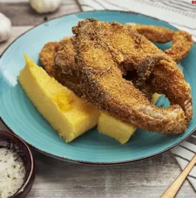 Crap Prăjit la Tigaie cu Mujdei și Mămăligă