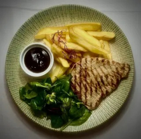 Piept de Pui la Grătar cu Cartofi Pai și Sos