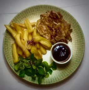 Pulpe de Pui Dezosate la Grătar cu Cartofi Pai și Sos