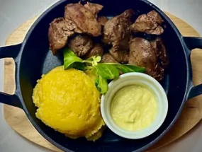 Ficăței de Pui cu Mămăliguță și Mujdei