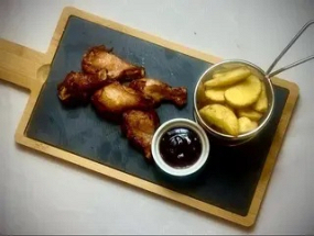 Aripioare Marinate cu Cartofi Pai și Sos