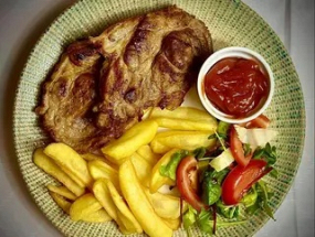 Ceafă de Porc la Grătar cu Cartofi și Sos