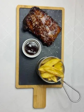 Coaste Marinate cu Cartofi și Sos