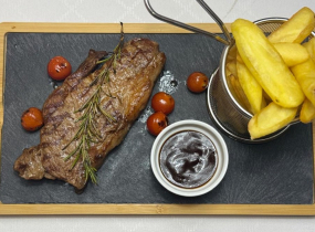 Vită la Grătar cu Cartofi Pai și Sos