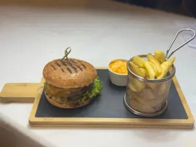 Burger Vită Angus, Cartofi Pai și Sos