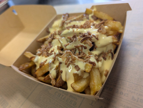 Frites Sauce Cheddar Et Oignons Frits
