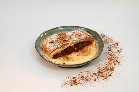 Ștrudel cu Mere și Sos de Vanilie