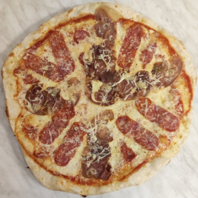   21. Rajčatový základ, mozzarella, parmská šunka, parmazán , oregano